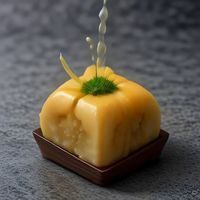 i社游戏技术编辑陈默渊正在分析游戏MOD文件结构，双屏显示器上一侧是代码编辑器一侧是游戏画面，表情专注